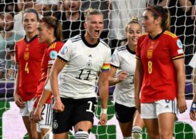 Alexandra Popp jubelt nach ihrem Tor in der 37. Minute im Gruppenspiel Deutschlad vs. Spanien